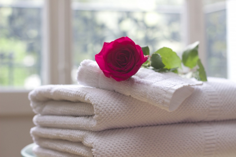 chambre-hote-CHATEAUDOUBLE-min_towel_rose_clean_care_salon_spa_white_bath-731641